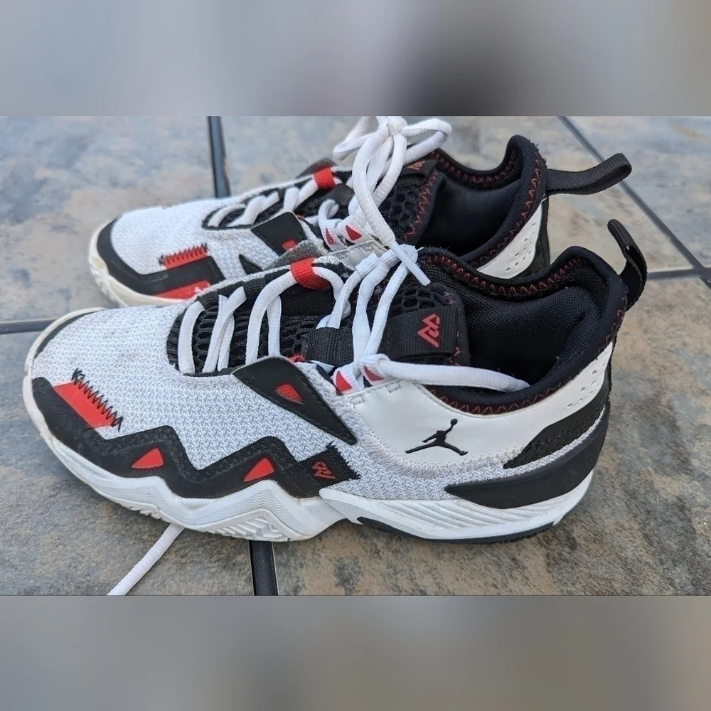 Jordan Kids White Black Red Zig-Zag Basketball Sneakers